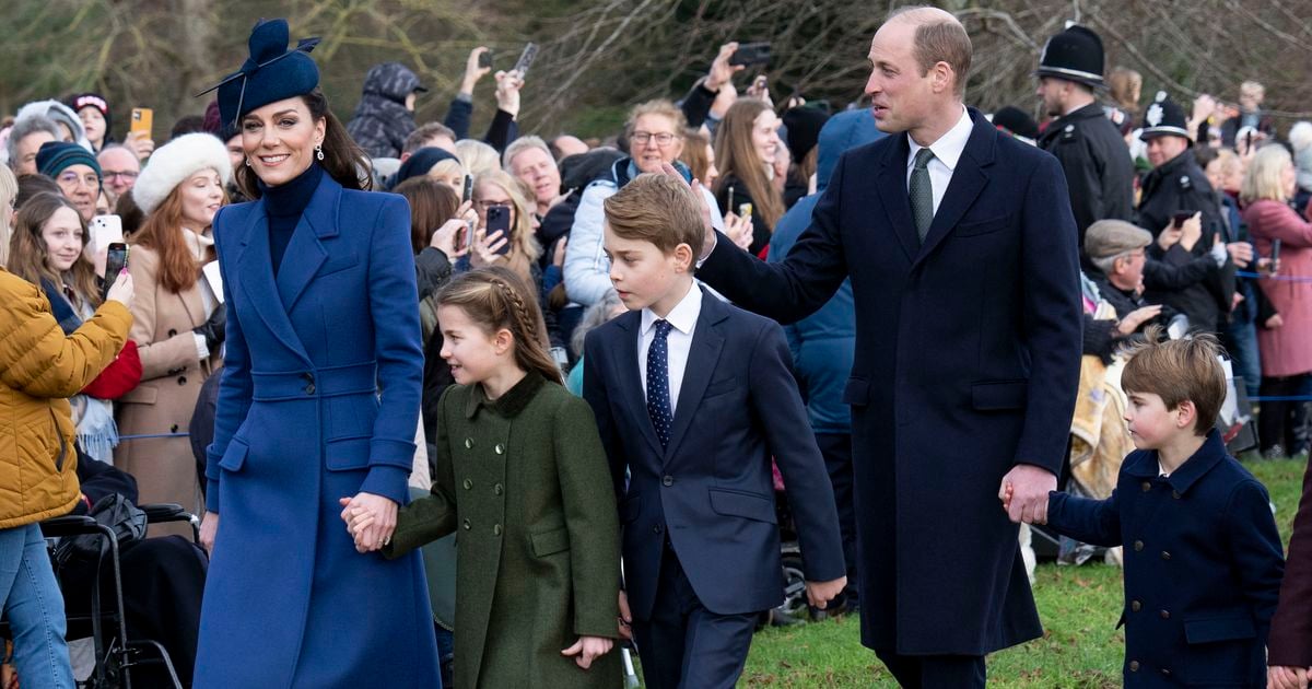 Kate i William przyćmiewają Meghan i Harry'ego! Oni z kolei odkrywają pełną symboli kartkę z pozdrowieniami z trójką dzieci