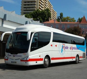 Autobus bez hamulców (i bez kierowcy) niszczy taksówkę i witrynę sklepową w Lizbonie