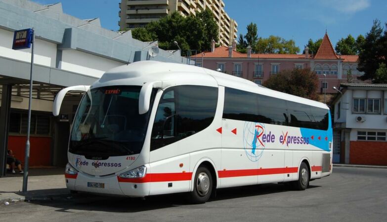 Autobus bez hamulców (i bez kierowcy) niszczy taksówkę i witrynę sklepową w Lizbonie