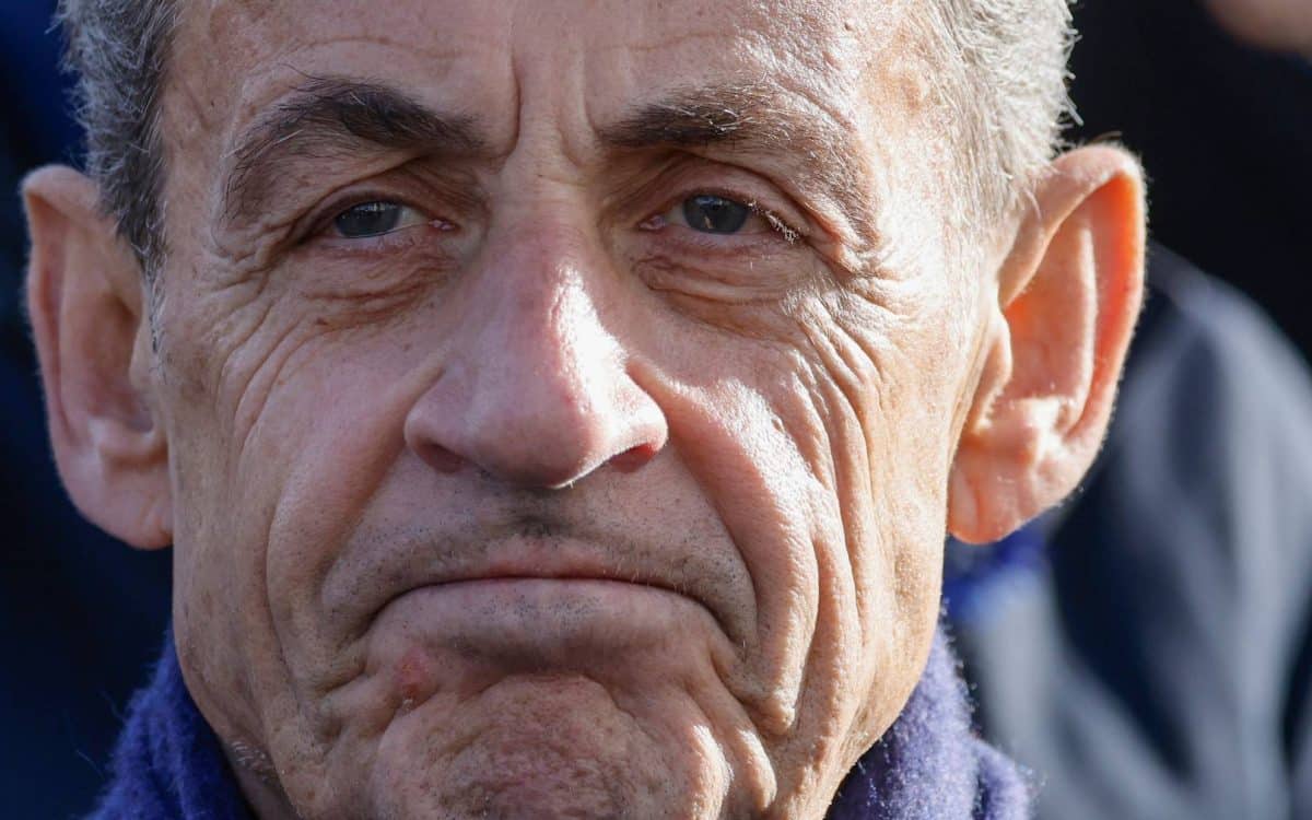 Nicolas Sarkozy skazany na karę więzienia z elektroniczną bransoletką na kostkę