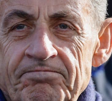 Nicolas Sarkozy skazany na karę więzienia z elektroniczną bransoletką na kostkę