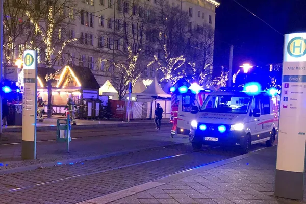 Co najmniej jedna osoba nie żyje, a kilka zostało rannych w masowej kolizji na jarmarku bożonarodzeniowym w Niemczech