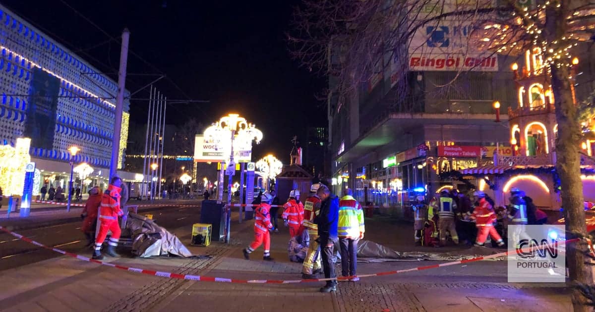 Co najmniej jedna osoba nie żyje, a kilka zostało rannych w masowej kolizji na jarmarku bożonarodzeniowym w Niemczech