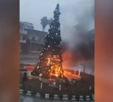 Chrześcijanie protestują w stolicy Syrii po spaleniu choinki