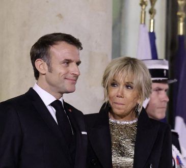 Niepublikowane zdjęcia Brigitte Macron obejmującą swojego męża Emmanuela – parę, którą rzadko widujemy