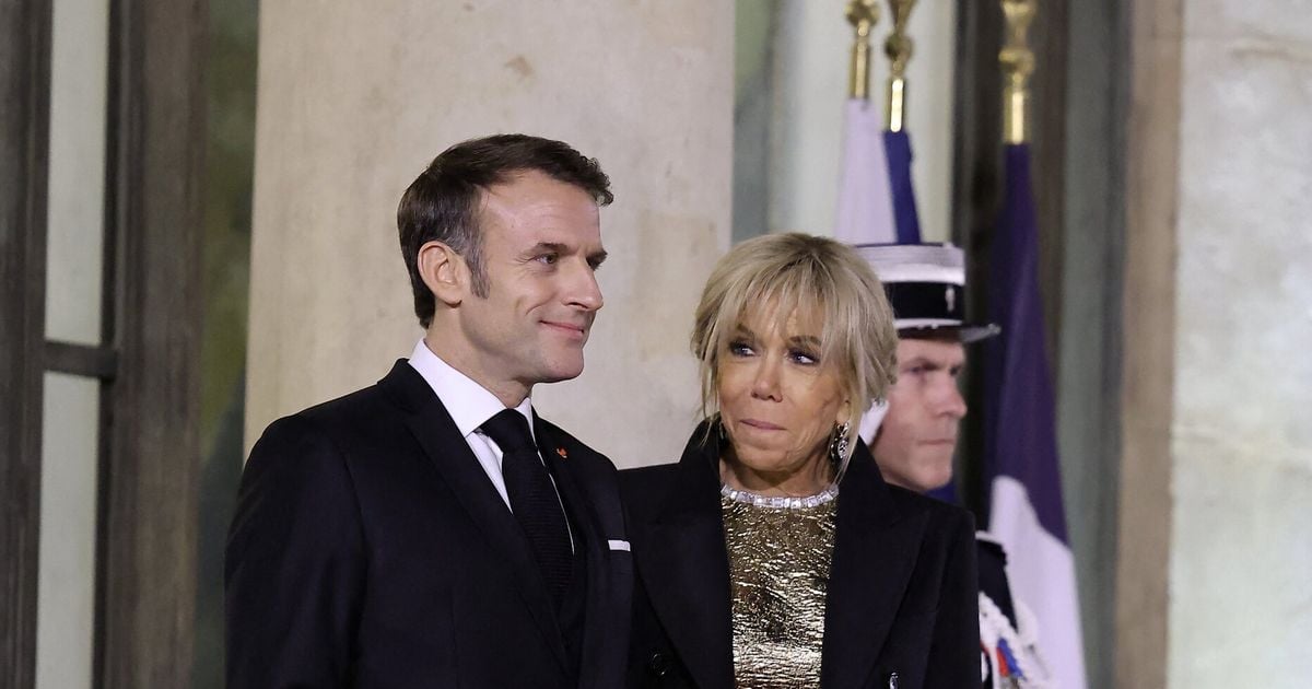 Niepublikowane zdjęcia Brigitte Macron obejmującą swojego męża Emmanuela – parę, którą rzadko widujemy