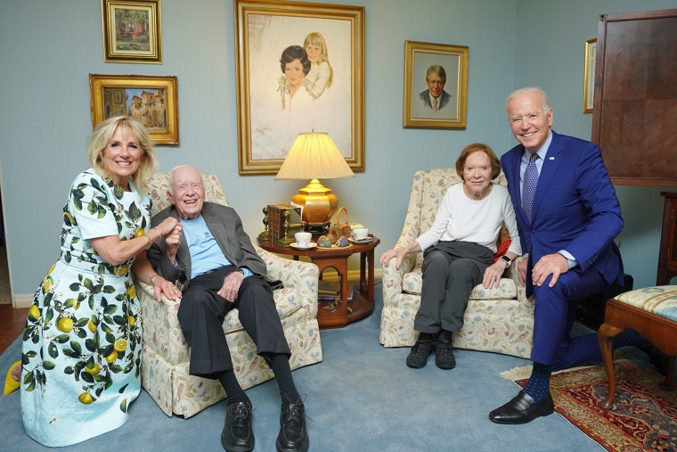 Były prezydent Jimmy Carter i była pierwsza dama Rosalynn Carter z prezydentem Joe Bidenem i pierwszą damą Jill Biden w domu Cartera w Plains w stanie Georgia.