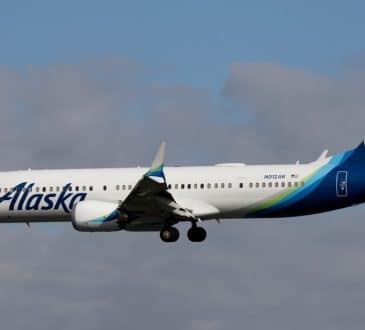 Samolot Alaska Airlines został uderzony przez orła, co zmusiło go do zawrócenia na lotnisko