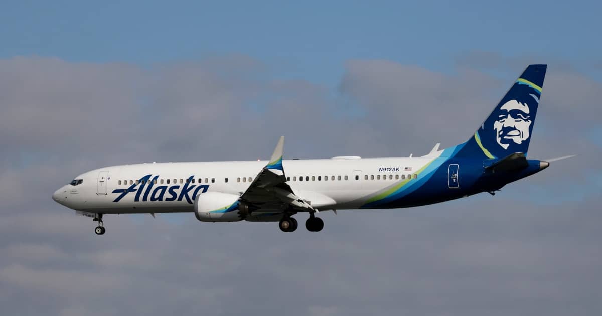 Samolot Alaska Airlines został uderzony przez orła, co zmusiło go do zawrócenia na lotnisko