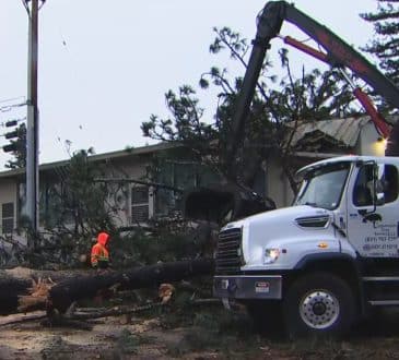 Rzadkie tornado w Kalifornii rani 5 osób, przewraca pojazdy na północ od Santa Cruz