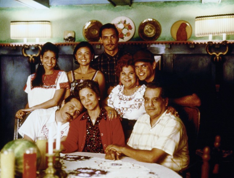 Od lewej: Constance Marie, Edward James Olmos, Elpidia Carillo, Jenny Gago, Jimmy Smits, Lupe Ontiveros, Enrique Castillo i Eduardo Lopez Rojas w „Mi Familia”.