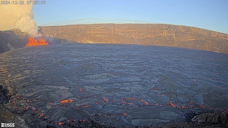 Na tym zdjęciu lotniczym dostarczonym przez US Geological Survey widać erupcję na szczycie wulkanu Kilauea na Hawajach, poniedziałek, 23 grudnia 2024 r. 