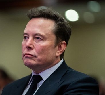 Elon Musk „przyłapany” na fałszywym koncie na X: „Adrian Dittman” broni go złączonymi nogami