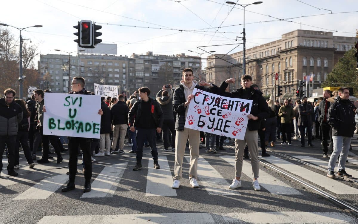 Άγριο ξύλο στη σερβική βουλή για το δυστύχημα στο Νόβι Σαντ