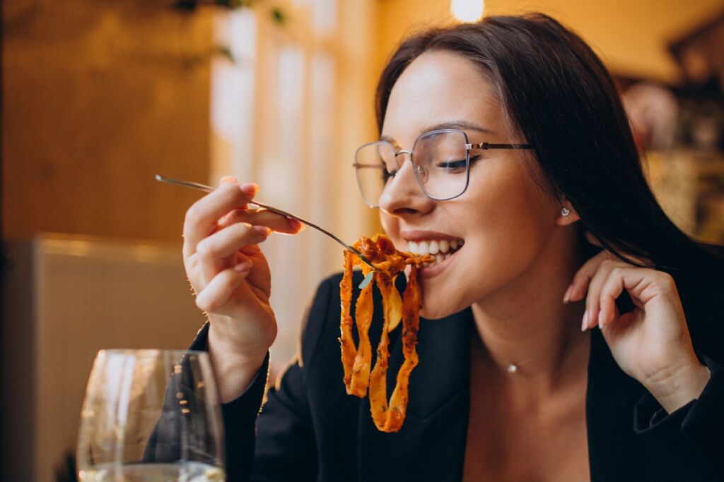 Dlaczego jedzenie po godzinie 17:00 może zaszkodzić zdrowiu metabolicznemu i sercu