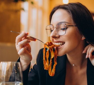 Dlaczego jedzenie po godzinie 17:00 może zaszkodzić zdrowiu metabolicznemu i sercu