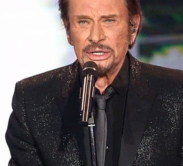 Johnny Hallyday spoczywa w pokoju w Saint-Barthélemy, a jego grób jest pilnie strzeżony przez 7 lat… Ale przez kogo?