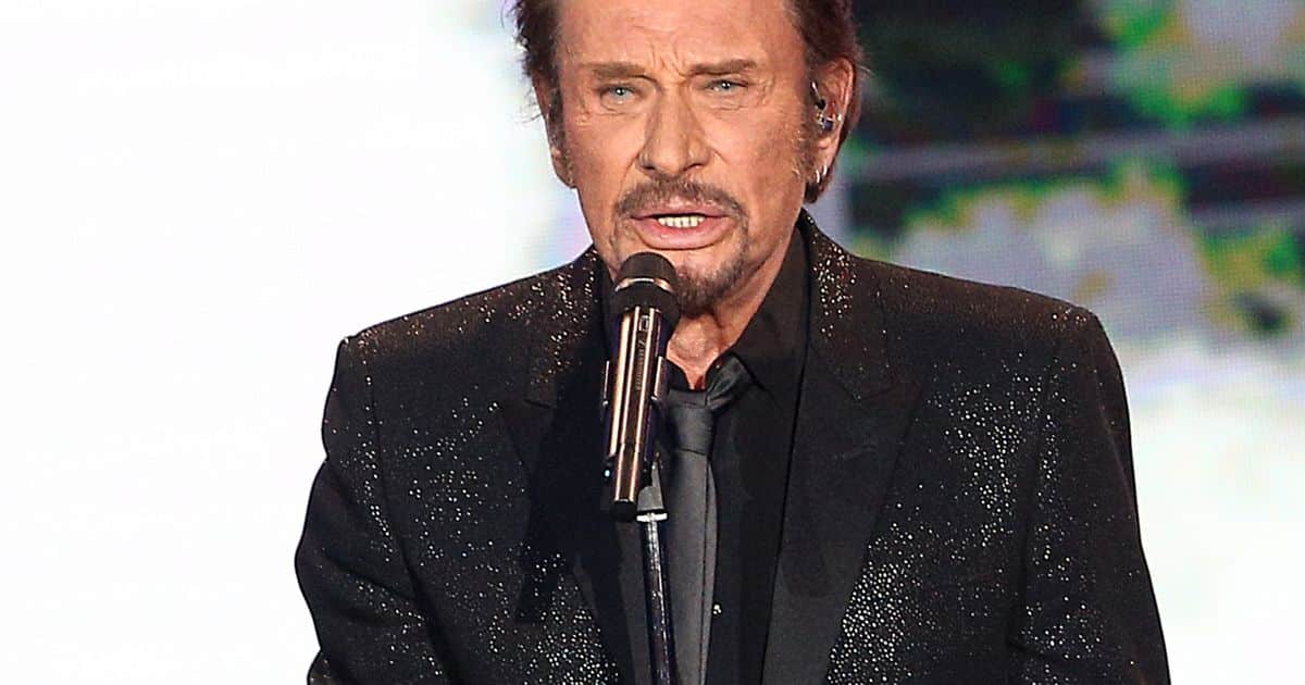 Johnny Hallyday spoczywa w pokoju w Saint-Barthélemy, a jego grób jest pilnie strzeżony przez 7 lat… Ale przez kogo?