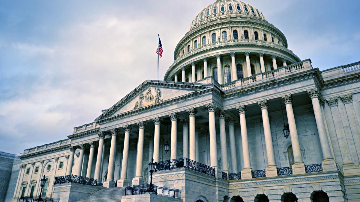 Senat USA zatwierdza przedłużenie tymczasowych wydatków, aby uniknąć zawieszenia działalności rządu