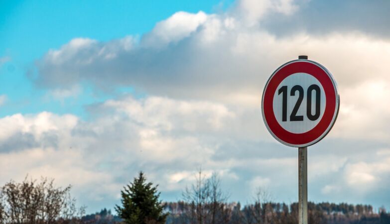 Matematyk zdradza, dlaczego nie opłaca się przekraczać prędkości na autostradzie