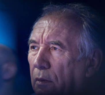 François Bayrou nalega na ciągłość w swoim rządzie, podpisuje dane makronistów i włącza Manuela Vallsa