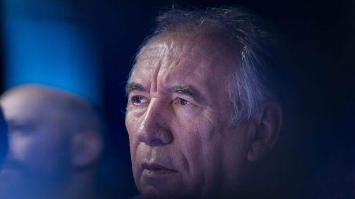 François Bayrou nalega na ciągłość w swoim rządzie, podpisuje dane makronistów i włącza Manuela Vallsa