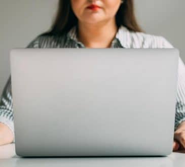 Włamują się, zabierają MacBooka i 9 miesięcy później wysyłają właścicielowi niepokojącą wiadomość