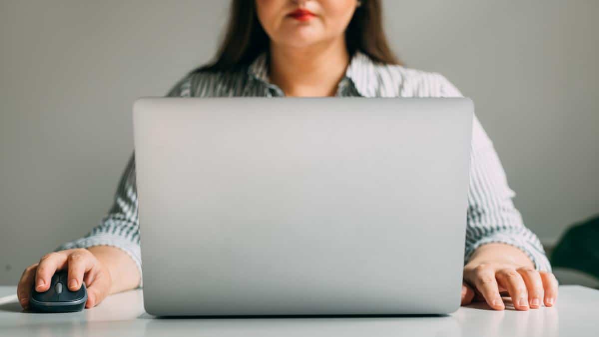 Włamują się, zabierają MacBooka i 9 miesięcy później wysyłają właścicielowi niepokojącą wiadomość