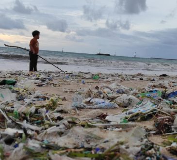 Plaże Bali cierpią z powodu jednego z najgorszych nagromadzeń plastiku