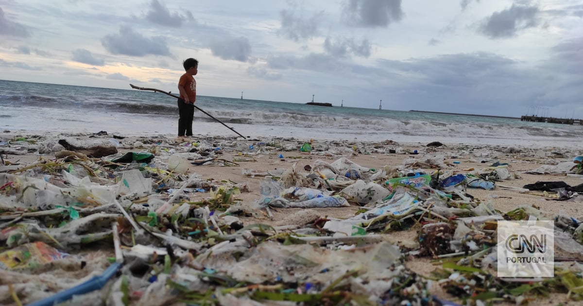 Plaże Bali cierpią z powodu jednego z najgorszych nagromadzeń plastiku