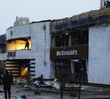 Zmasowany rosyjski atak na Kijów niszczy najstarszy McDonald's na Ukrainie