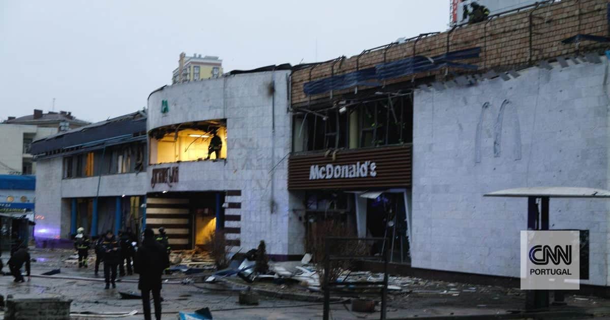 Zmasowany rosyjski atak na Kijów niszczy najstarszy McDonald's na Ukrainie