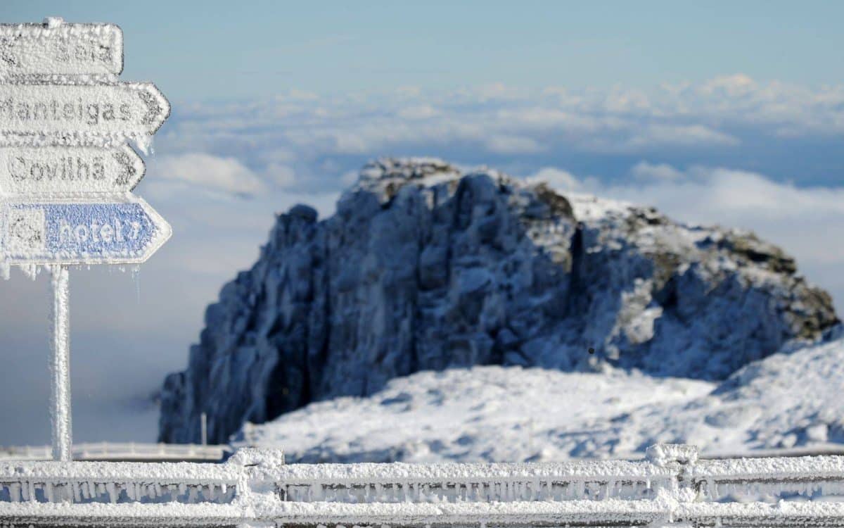 Opady śniegu zamykają drogę w centralnym masywie Serra da Estrela