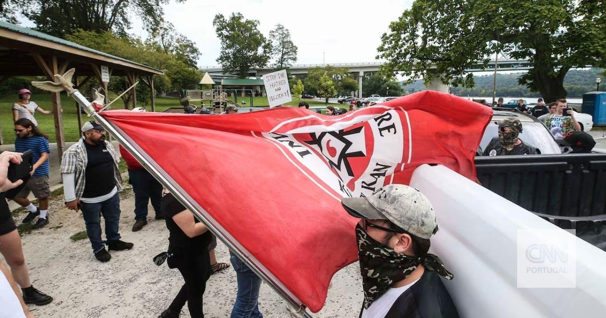 „Wyjdź teraz”: Ku Kux Klan rozdaje ulotki przeciwko imigrantom w Kentucky