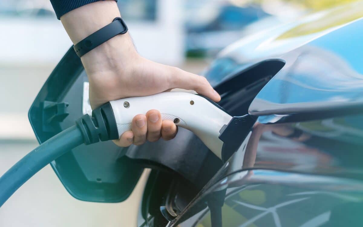 Prosta część zwiększa zimą zasięg samochodów elektrycznych nawet o 10%.