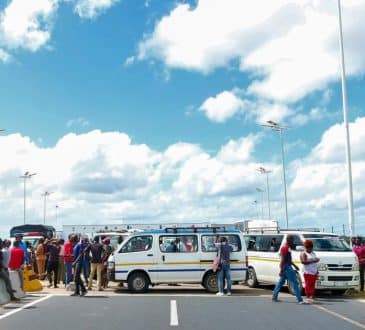 Jedna osoba została ranna po tym, jak policja rzuciła gaz i strzelała do protestujących na moście Maputo