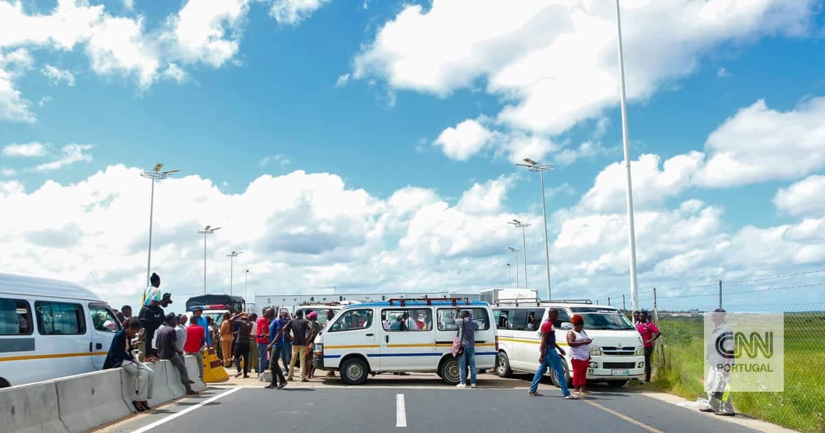 Jedna osoba została ranna po tym, jak policja rzuciła gaz i strzelała do protestujących na moście Maputo