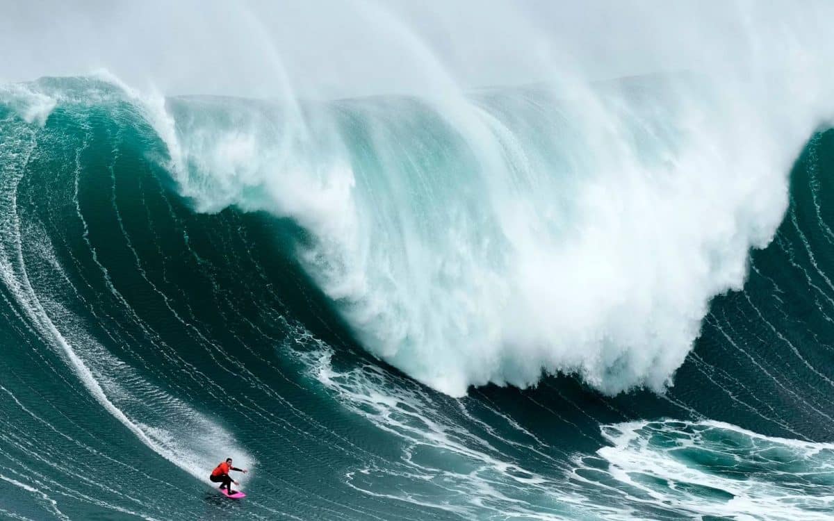 Gigantyczne fale Nazaré: tysiące surferów rzuca wyzwanie brutalnej sile oceanu