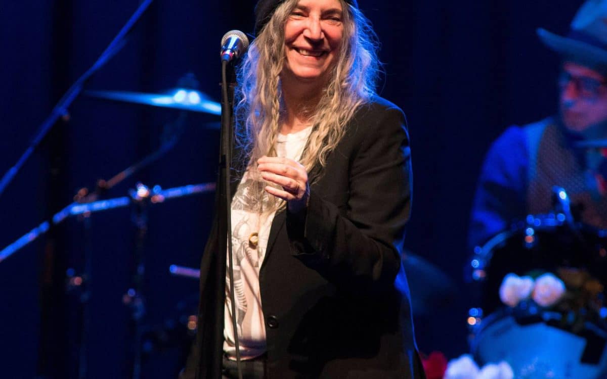 „Miałem mały incydent”: Patti Smith zemdluje na scenie podczas koncertu