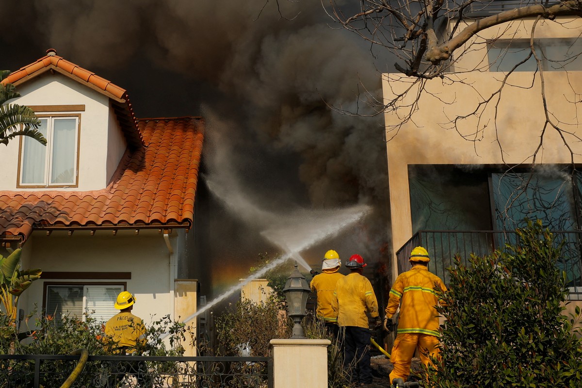 Pożar w Los Angeles: Biblijna katastrofa – Zdesperowani mieszkańcy, strażacy walczą