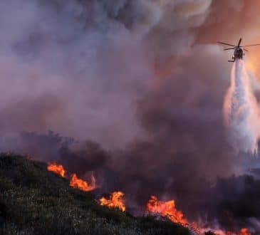 Płomienie ogarniają południową Kalifornię, gdy załogi walczą o kontrolę nad Palisades Fire