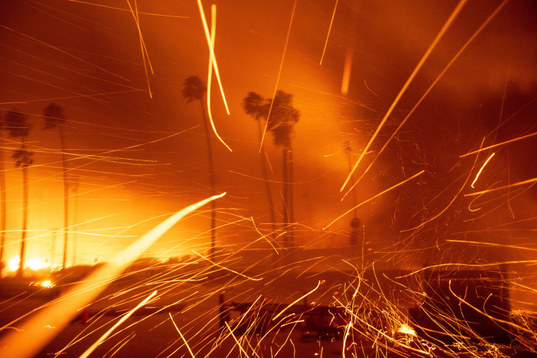 Palisades Fire płonie podczas wichury w zachodniej części Los Angeles