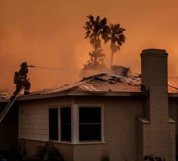 Eksperci twierdzą, że woda pitna na obszarach hrabstwa Los Angeles dotkniętych pożarami może zostać skażona