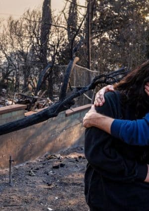 Mieszkańcy Los Angeles wracają do popiołów i ruin po niszczycielskich pożarach