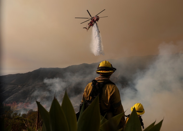 Zdjęcie: ***BESTPIX*** Potężny wiatr podsyca liczne pożary na obszarze Los Angeles