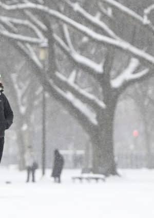 Wybuch w Arktyce przynosi rozległe opady śniegu i niskie temperatury w całych Stanach Zjednoczonych, a dla 175 milionów osób obowiązują ostrzeżenia dotyczące zimnej pogody