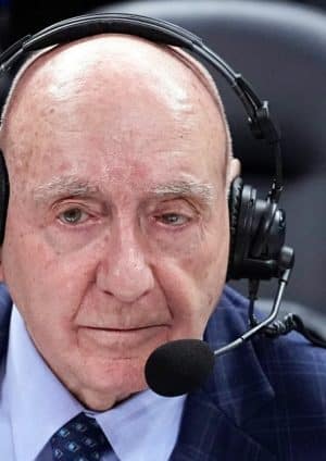 Analityk koszykówki ESPN z college'u, Dick Vitale, wraca do nadawania opóźniony przez przypadek w domu