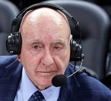 Analityk koszykówki ESPN z college'u, Dick Vitale, wraca do nadawania opóźniony przez przypadek w domu