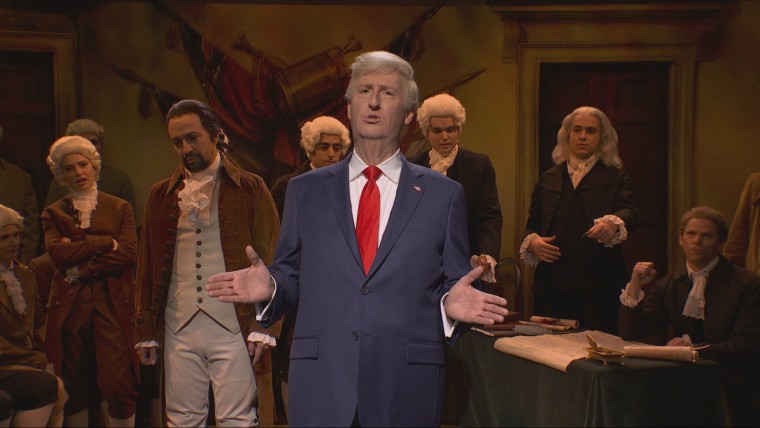 Zdjęcie: James Austin Johnson w roli prezydenta Donalda Trumpa podczas zimnego otwarcia „SNL”, 25 stycznia 2025 r.