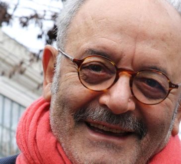 Louis Chedid: Jego dom położony w pobliżu ponurego pomnika, w którym znajduje się jedyny w swoim rodzaju pokój